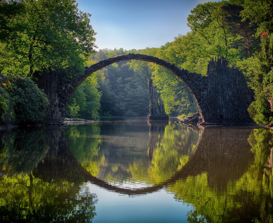 Brug met weerspiegeling